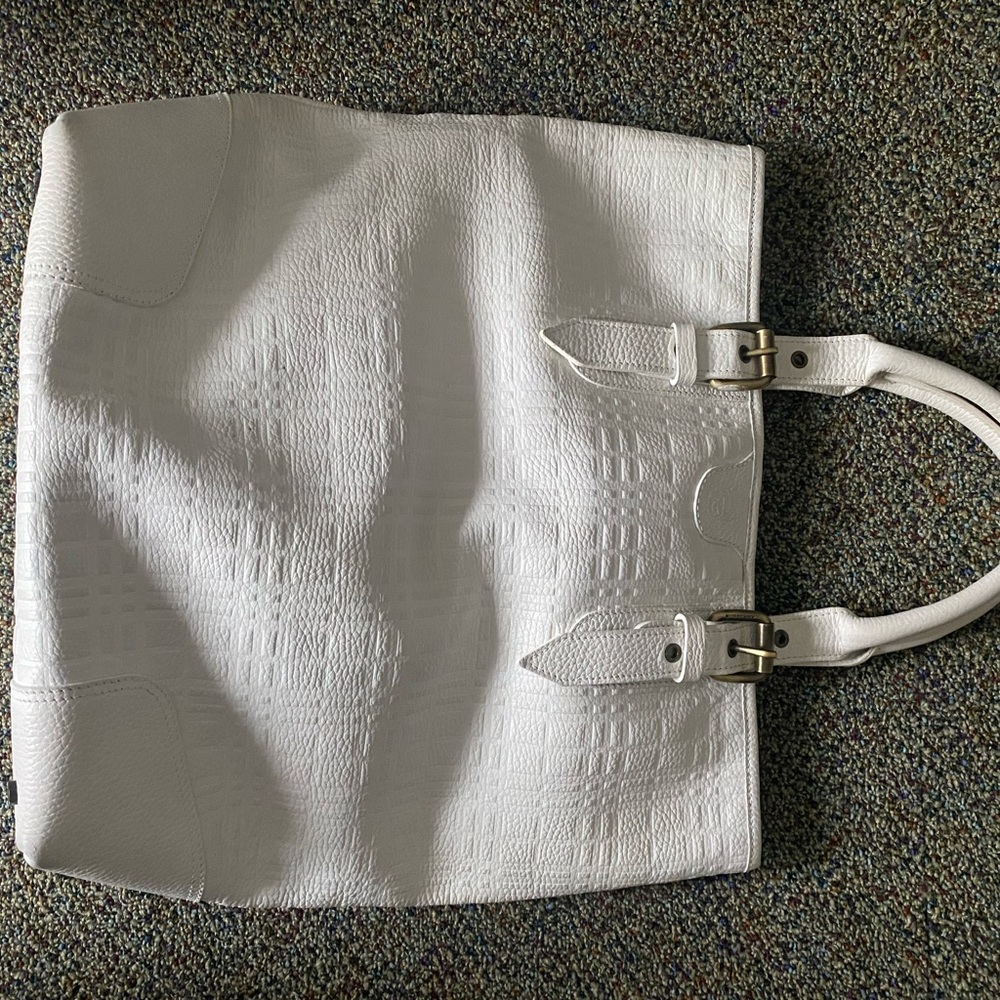 Burberry Leather large bag.like new.